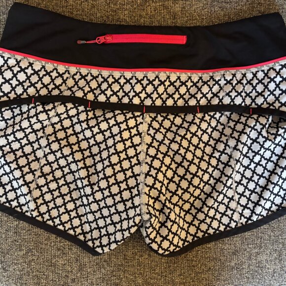 Lululemon Speed Shorts (Size 4) Dk Grey / Lt Grey Geometric Pattern Vintage EUC - Picture 2 of 3